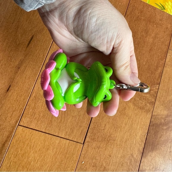 Bath & Body Works Accessories - Vibrant Green Frog Yoga with Pink Petals Sanitizer Key Chain